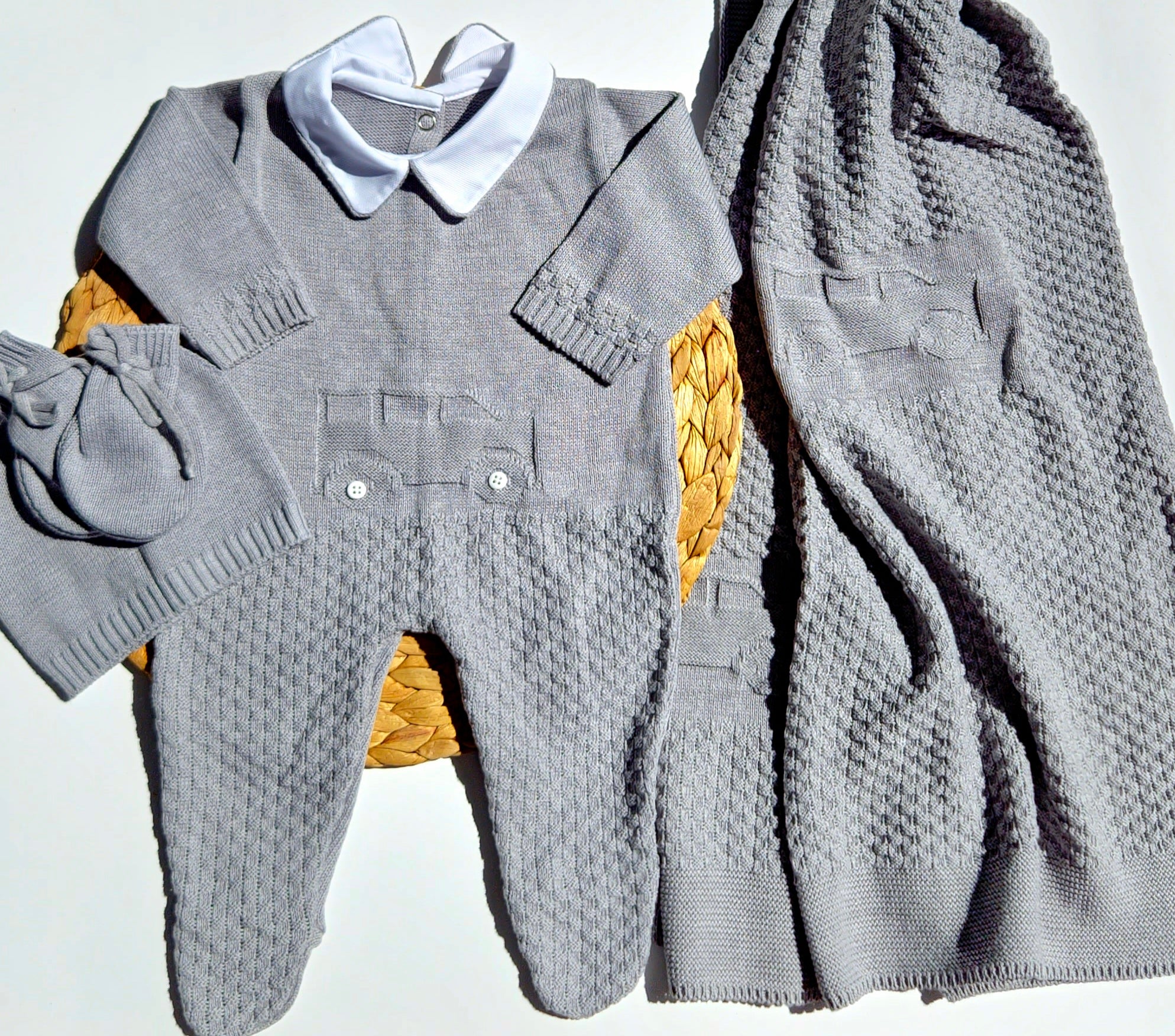 Luigi de amarillo con manta