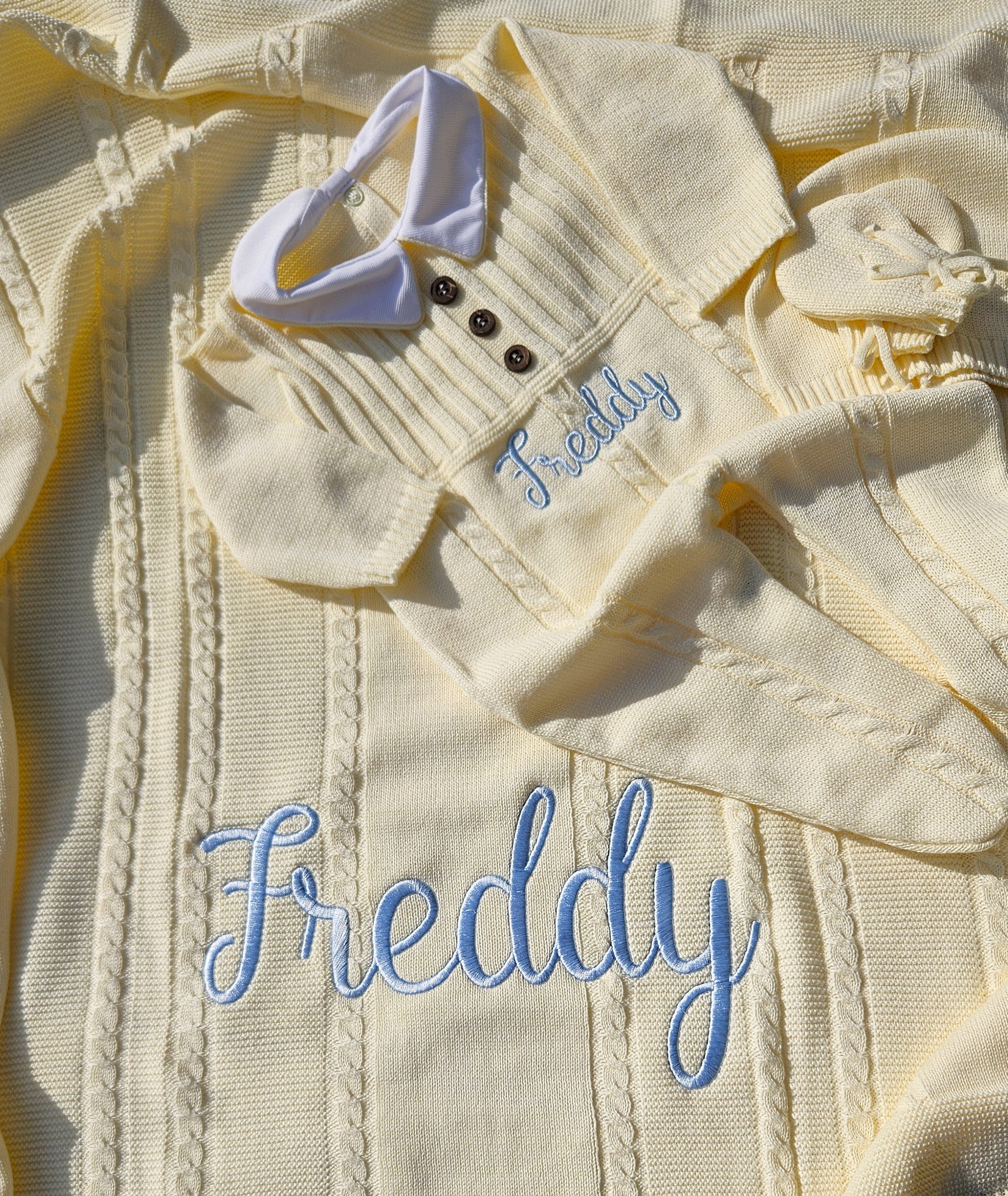 Mono de punto con tres botones