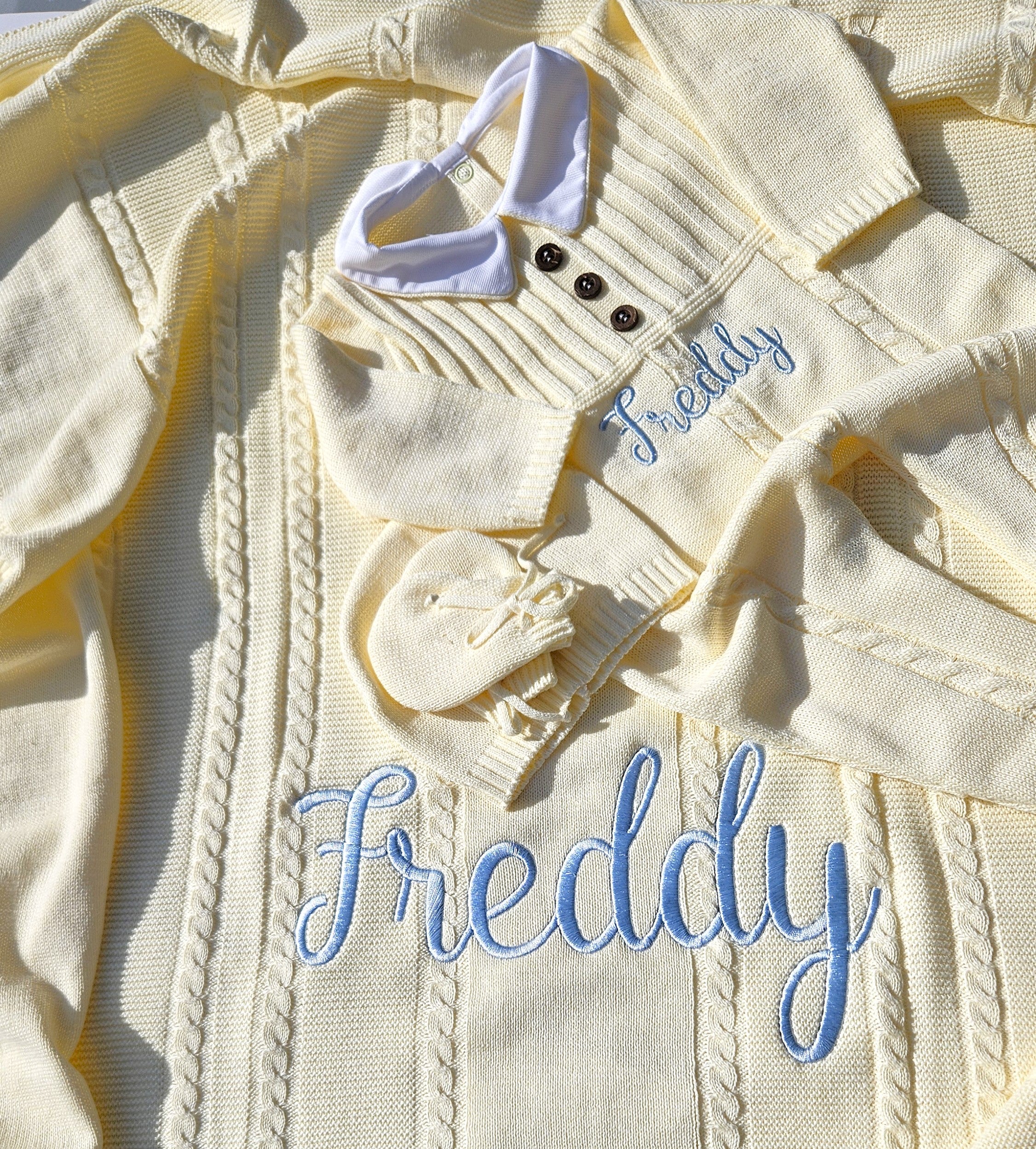 Mono de punto con tres botones