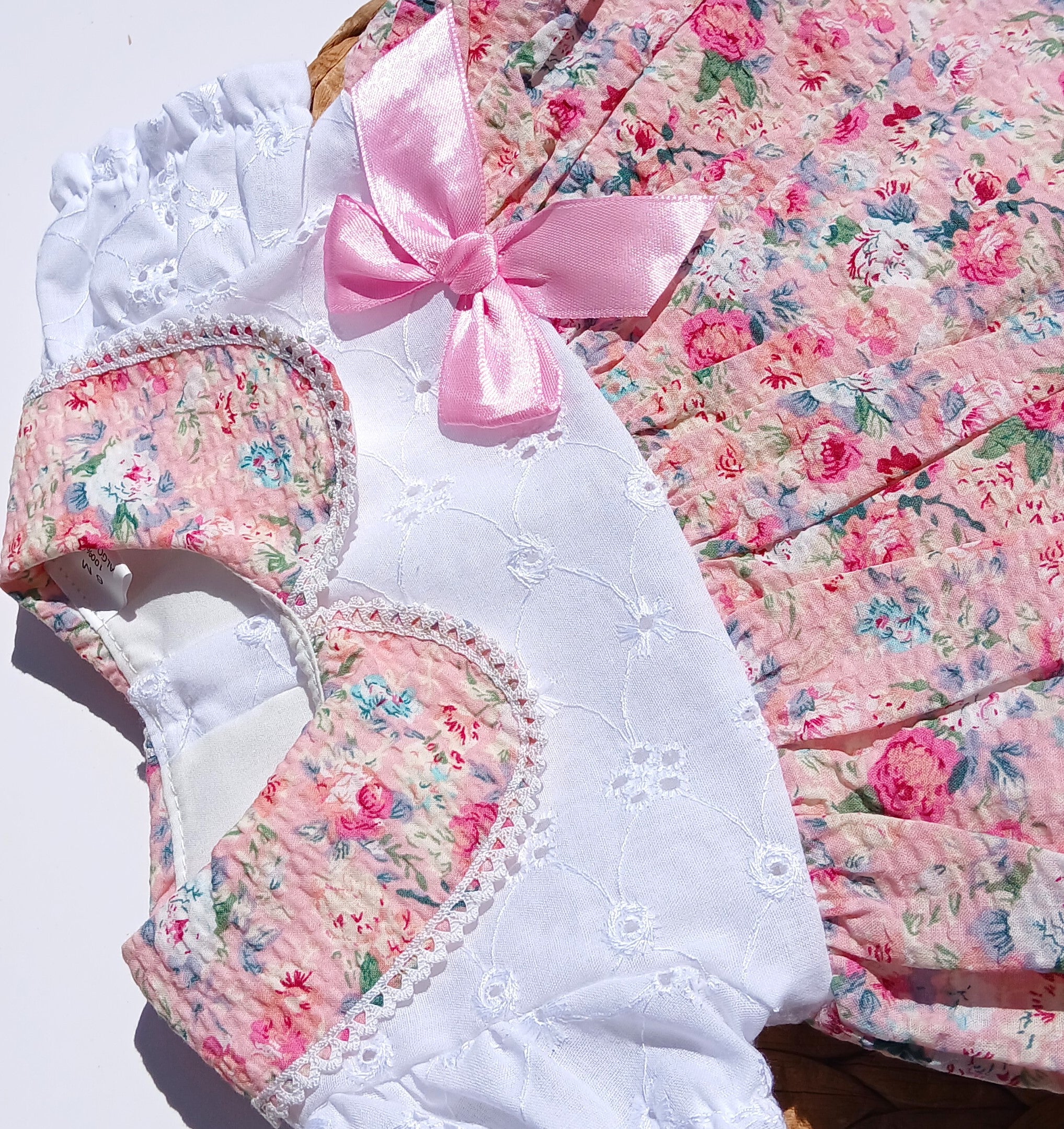 Mono o vestido fruncido con estampado floral