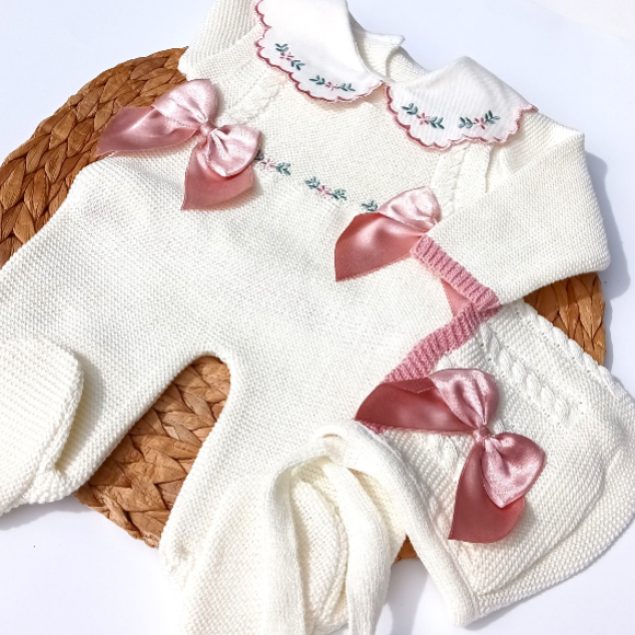 Pink baby romper with floral details, newborn girl knit going home outfit with flowers embroidered details. the baby outfit is in pink. Baby girl knit coming home outfit pink and sweater in white, collar with handmade flowers