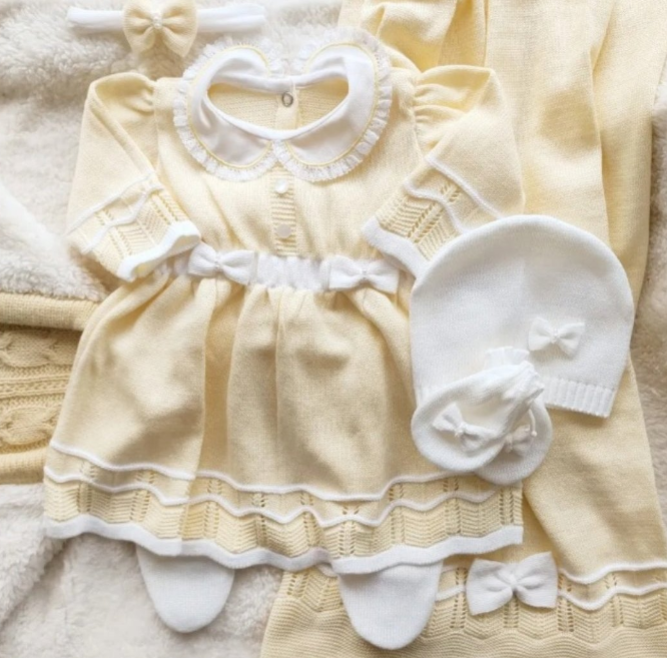 Vestido de encaje con flores en amarillo