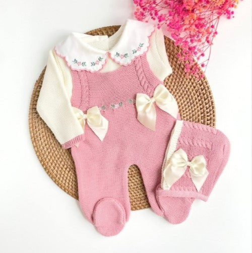 newborn girl knit going home outfit with flowers embroidered details
Ivory color with Old rose / mauve bow cetin. Baby girl knit coming home outfit in Ivory and Old rose details, collar with handmade flowers