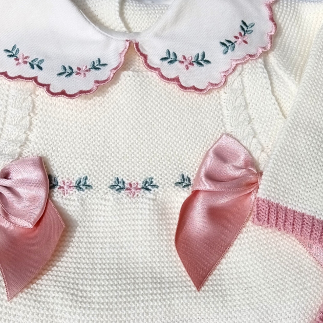 newborn girl knit going home outfit with flowers embroidered details
Ivory color with Old rose / mauve bow cetin. Baby girl knit coming home outfit in Ivory and Old rose details, collar with handmade flowers