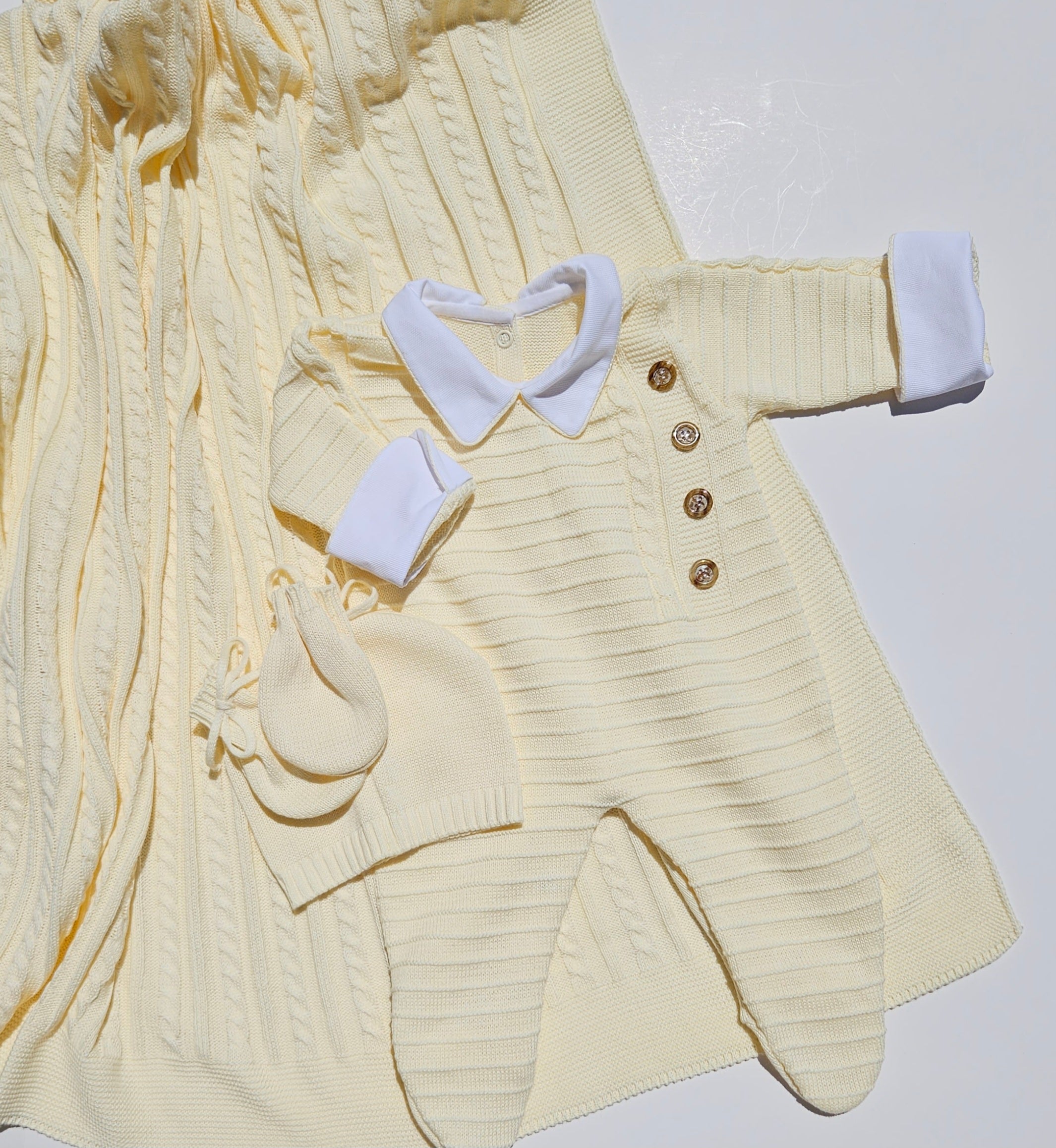 primera puesta punto, newborn baby gift, perfect baby shower gift, nino, nina, baby annoucement, pregnant announcement, pregnancy announcement, cha de revelacao, anuncio gravidez, winter outfit, baby hat, baby shower girl, baby bonnet, baby girl romper, baby boy romper, baby boy outfit, yellow baby outfit, primera puesta amarillo primera ropita bebe amarillo