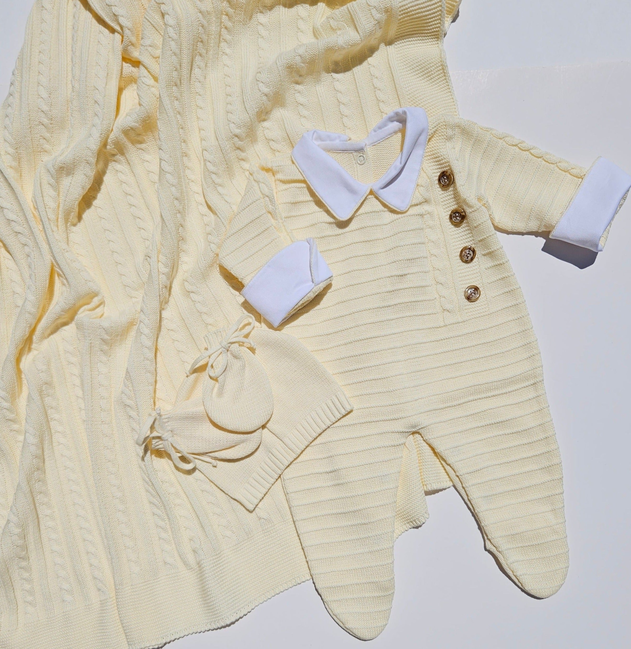 primera puesta punto, newborn baby gift, perfect baby shower gift, nino, nina, baby annoucement, pregnant announcement, pregnancy announcement, cha de revelacao, anuncio gravidez, winter outfit, baby hat, baby shower girl, baby bonnet, baby girl romper, baby boy romper, baby boy outfit