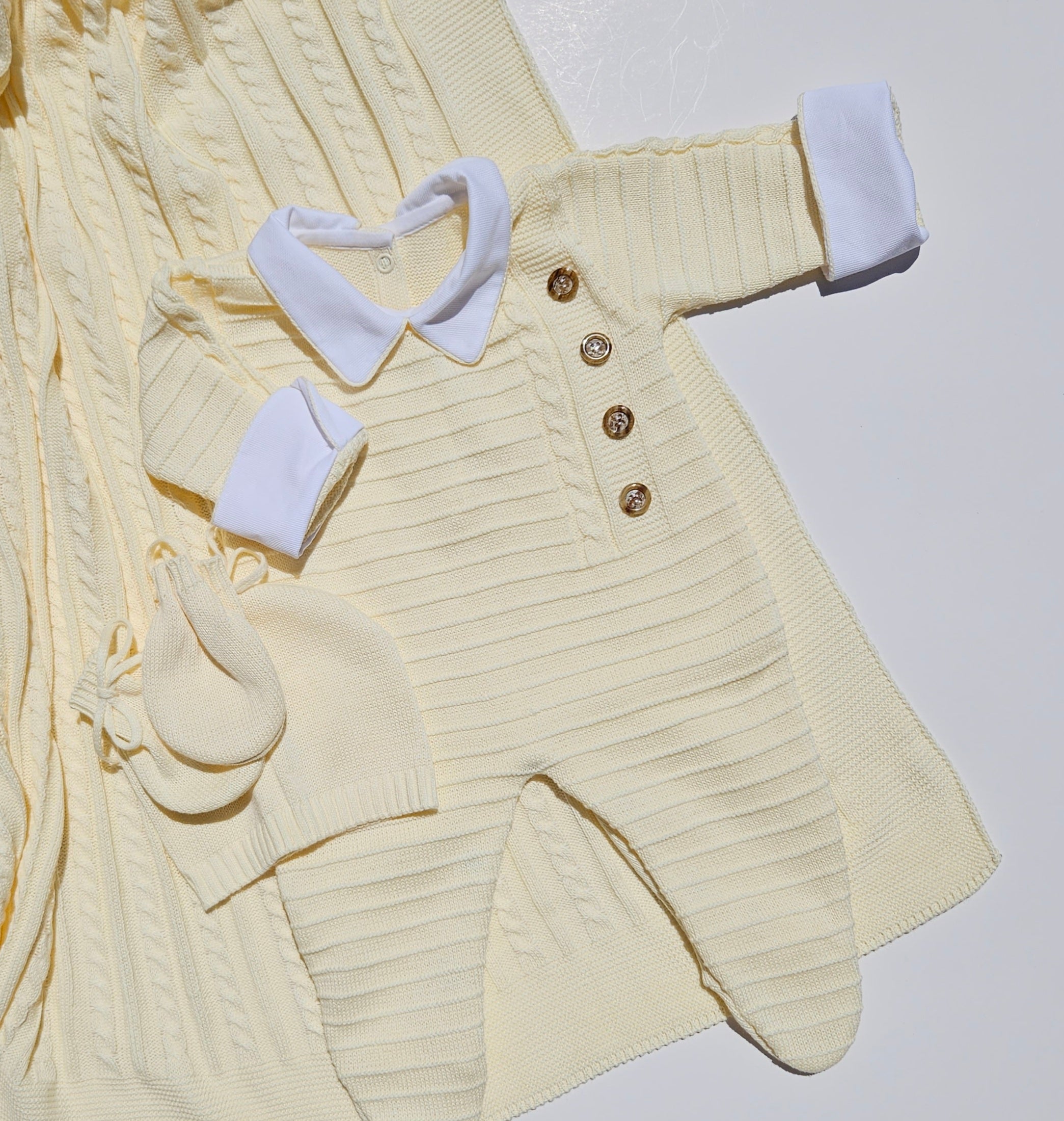 primera puesta punto, newborn baby gift, perfect baby shower gift, nino, nina, baby annoucement, pregnant announcement, pregnancy announcement, cha de revelacao, anuncio gravidez, winter outfit, baby hat, baby shower girl, baby bonnet, baby girl romper, baby boy romper, baby boy outfit, yellow baby outfit, primera puesta amarillo primera ropita bebe amarillo