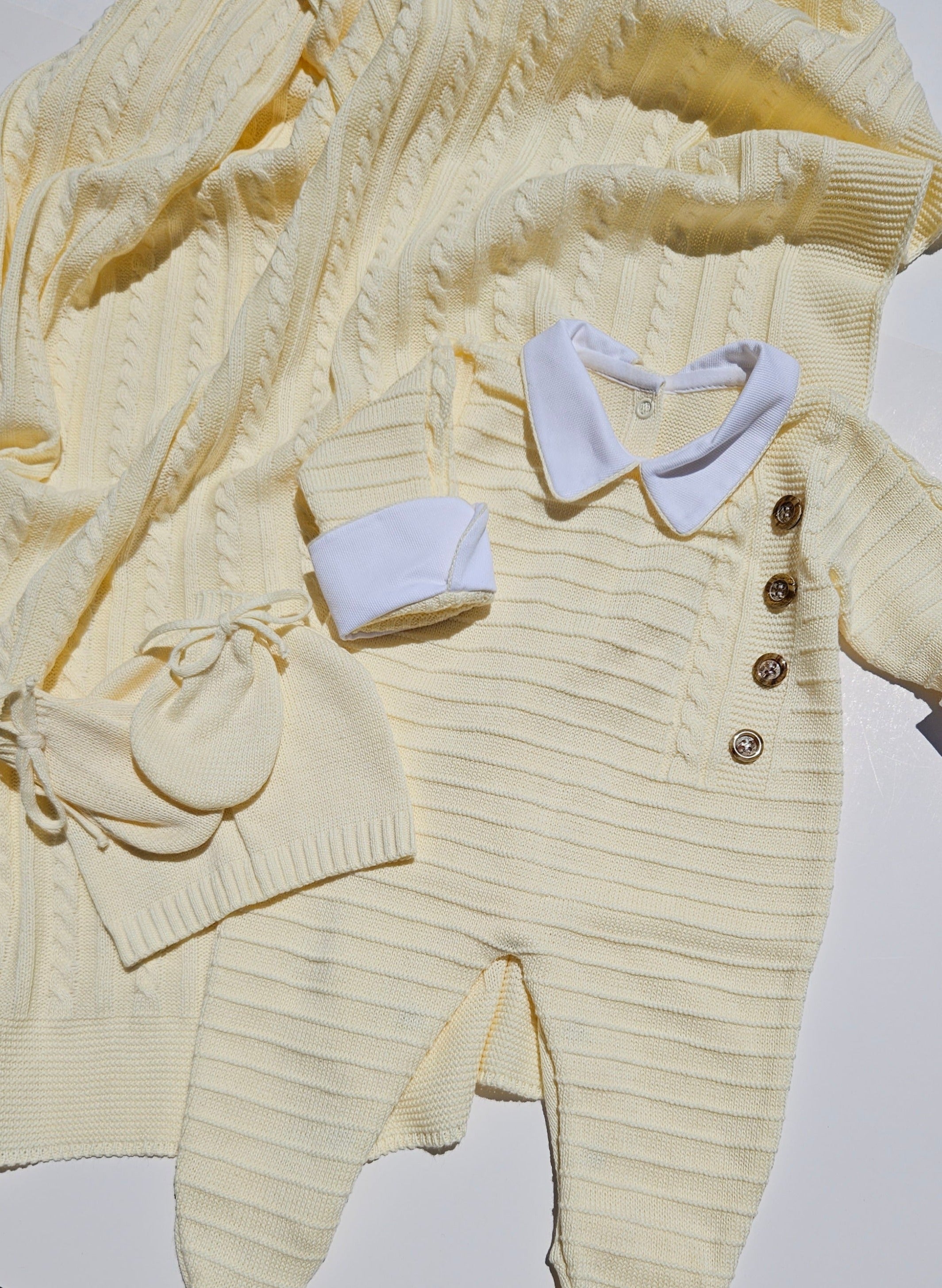 primera puesta punto, newborn baby gift, perfect baby shower gift, nino, nina, baby annoucement, pregnant announcement, pregnancy announcement, cha de revelacao, anuncio gravidez, winter outfit, baby hat, baby shower girl, baby bonnet,  baby girl romper, baby boy romper, baby boy outfit, yellow baby outfit, primera puesta amarillo primera ropita bebe amarillo