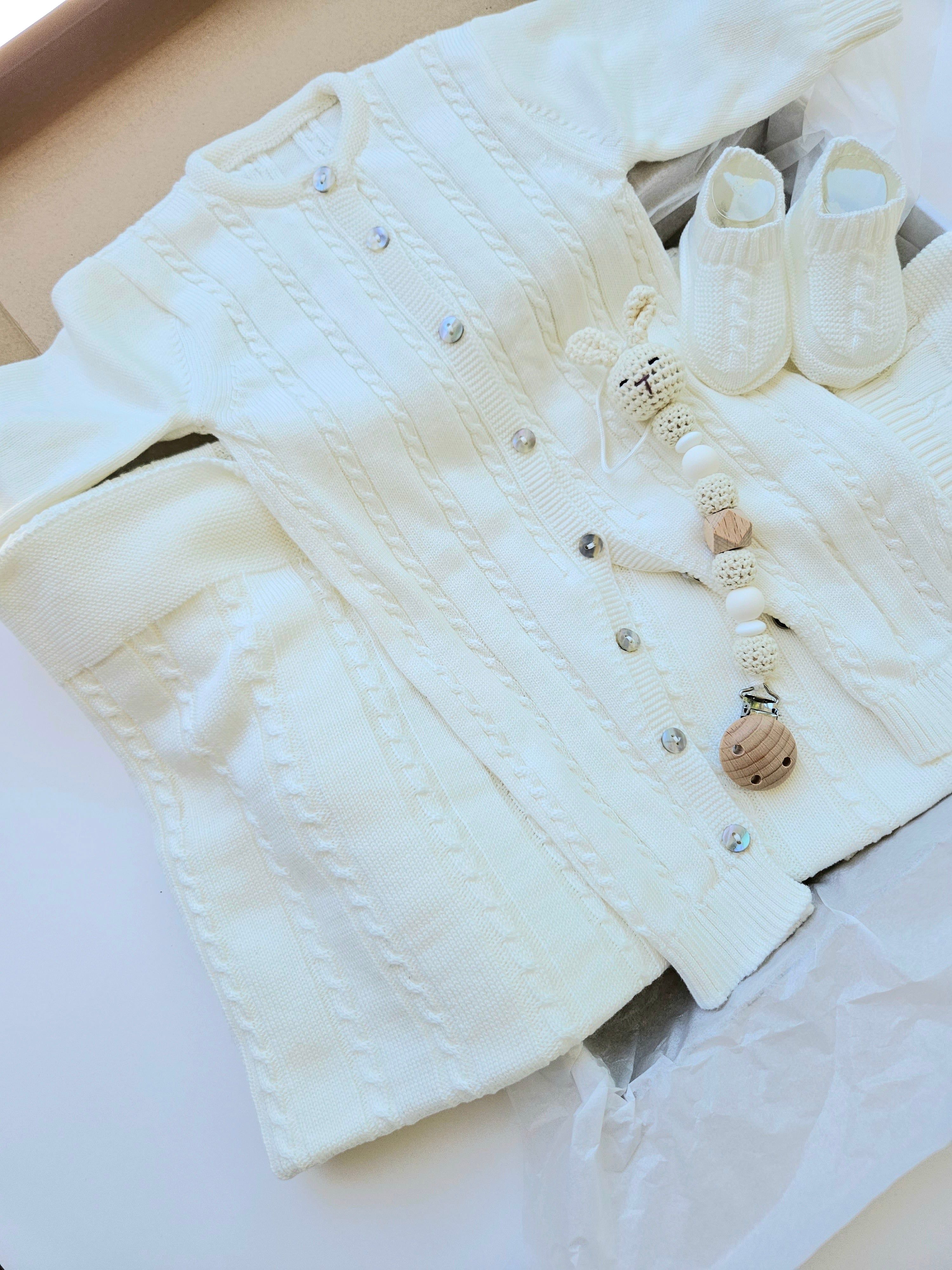 primera puesta punto, newborn baby gift, perfect baby shower gift, nino, nina, baby annoucement, pregnant announcement, pregnancy announcement, cha de revelacao, anuncio gravidez, winter outfit, baby hat, baby shower girl, baby bonnet, baby girl romper, baby boy romper, baby boy outfit