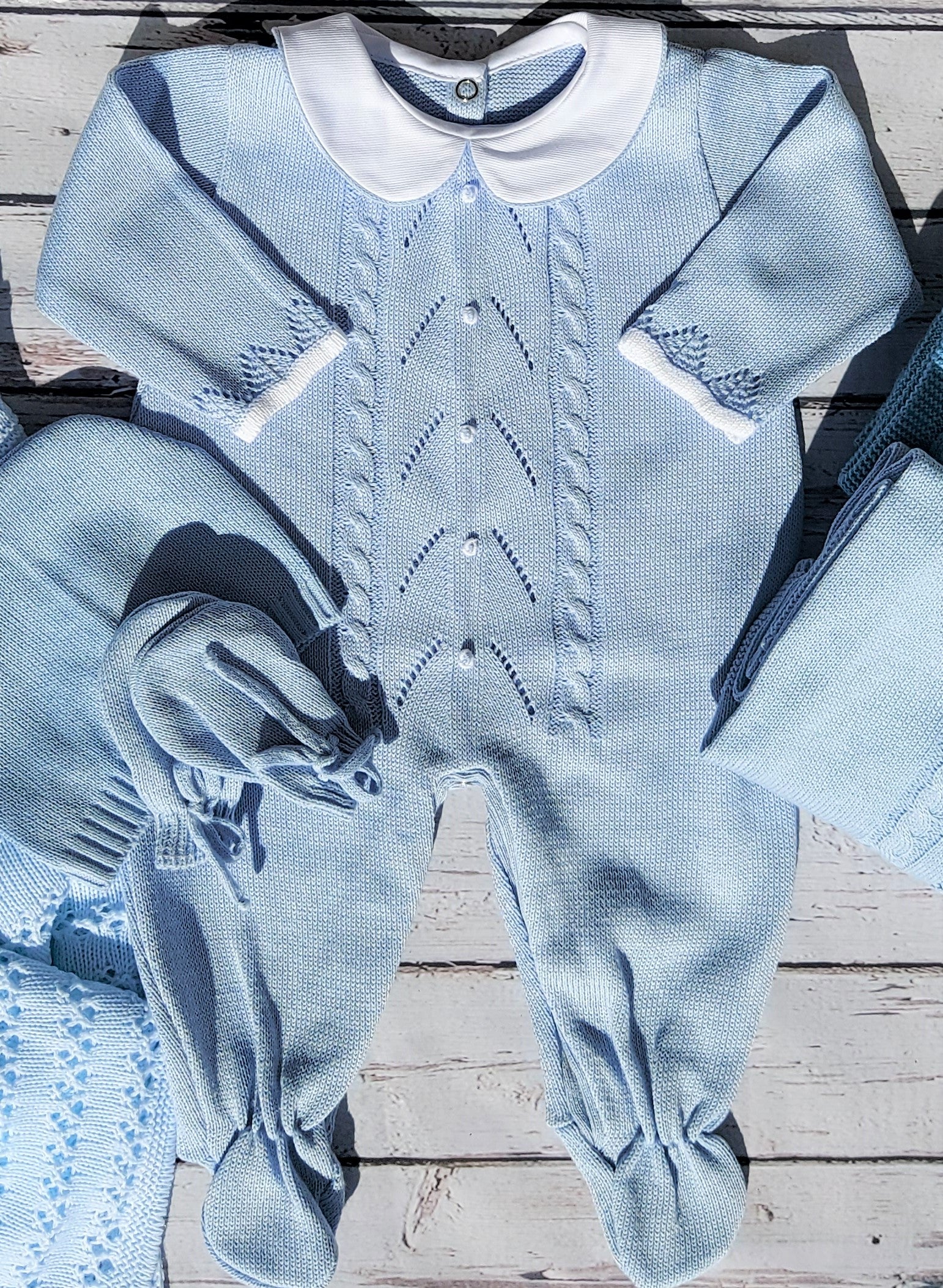 take me home outifit, luxury baby boy outfit, newborn outfit, knitted set, Primera puesta, coming home outfit; saida de maternidade em tricot; hilo; ropa bebe punto; manta de tricot; toquillas; ropa bebe lana; moda espanola; romper; onesie; elegant newborn cloth; presentación en la Iglesia;spanish knitted blue footed romper; ropa bebe de punto y hilo; azul primera puesta