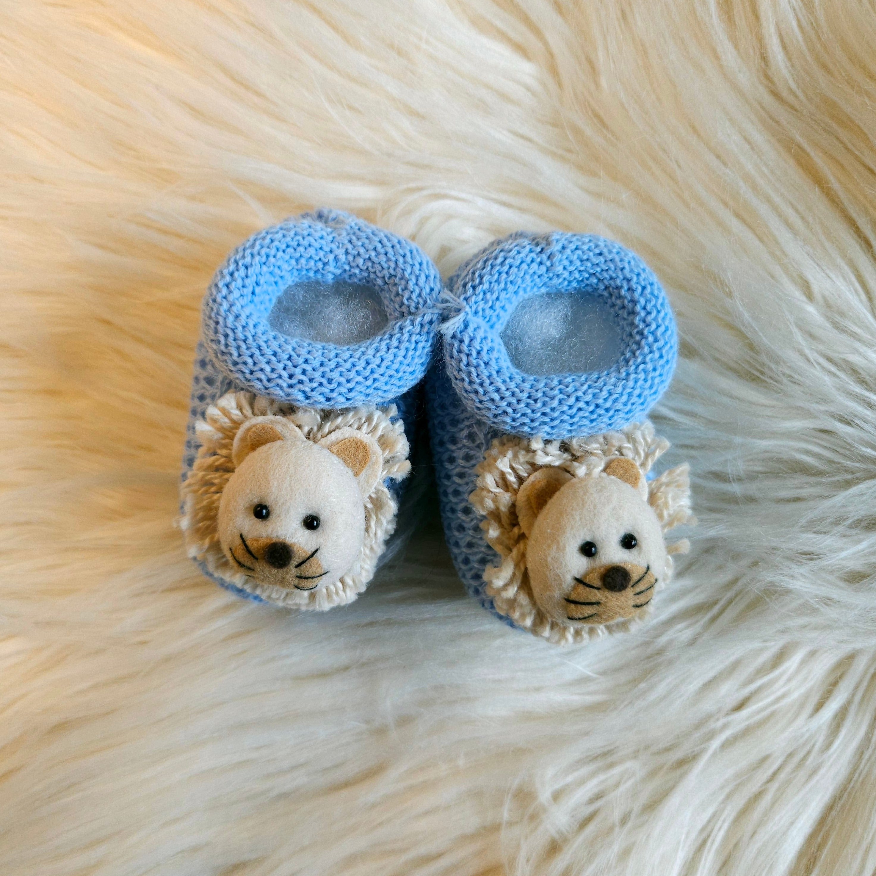 Chaussons pour bébé en tricot fait main motif lion