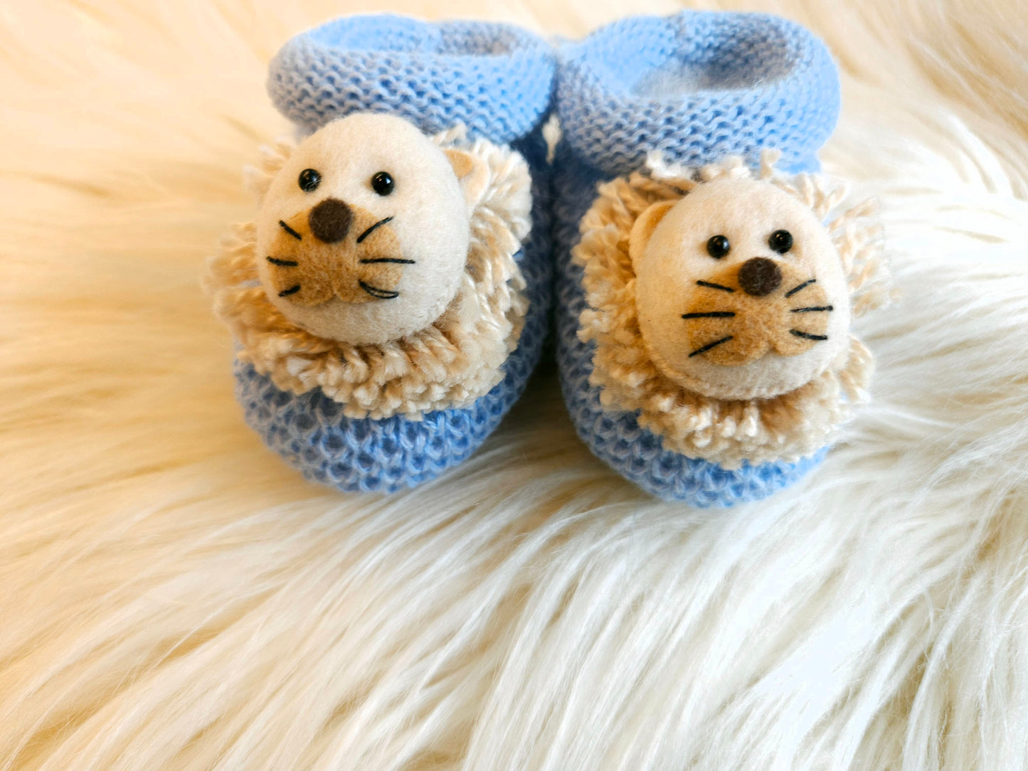 Chaussons pour bébé en tricot fait main motif lion