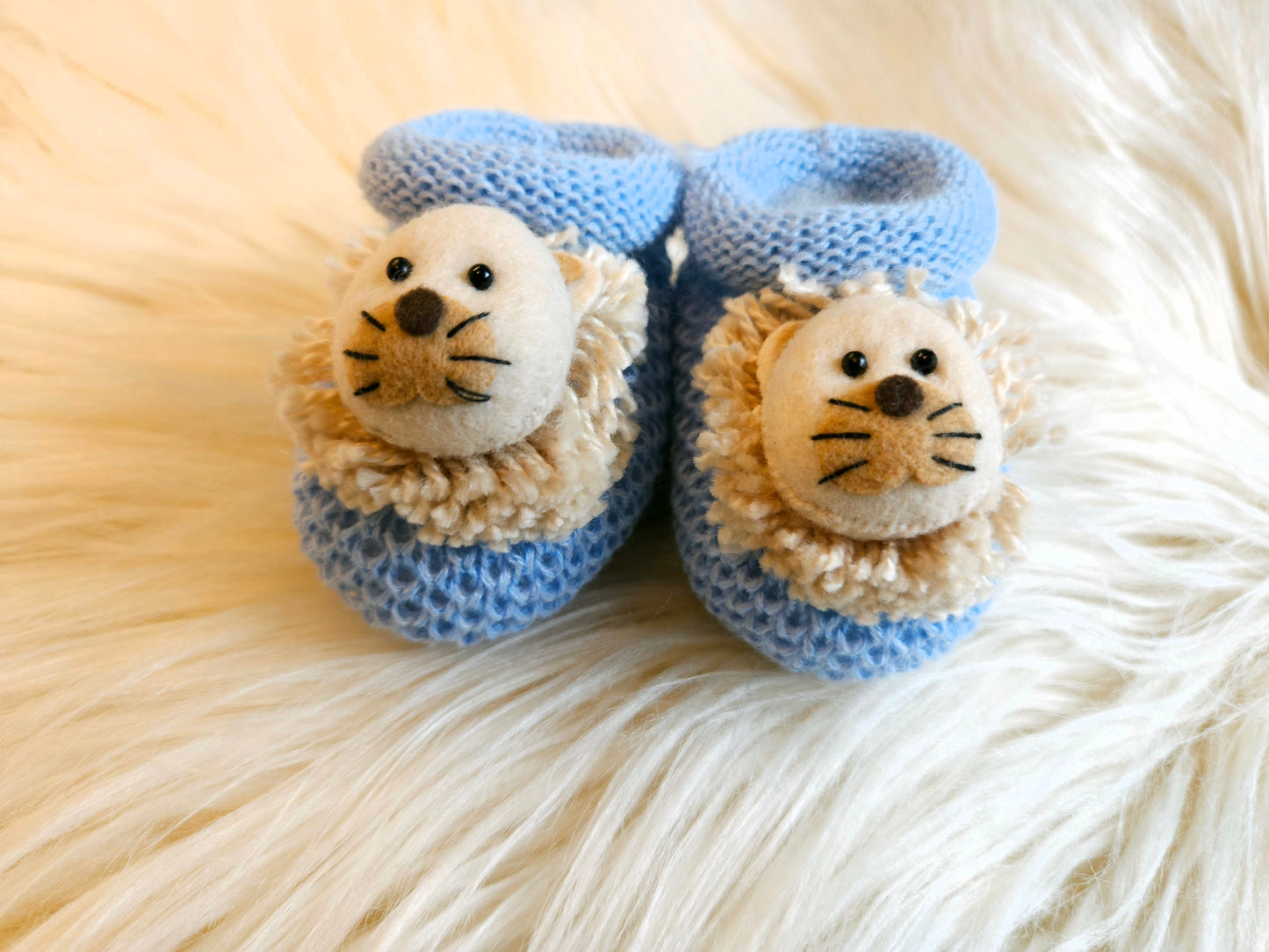 Chaussons pour bébé en tricot fait main motif lion