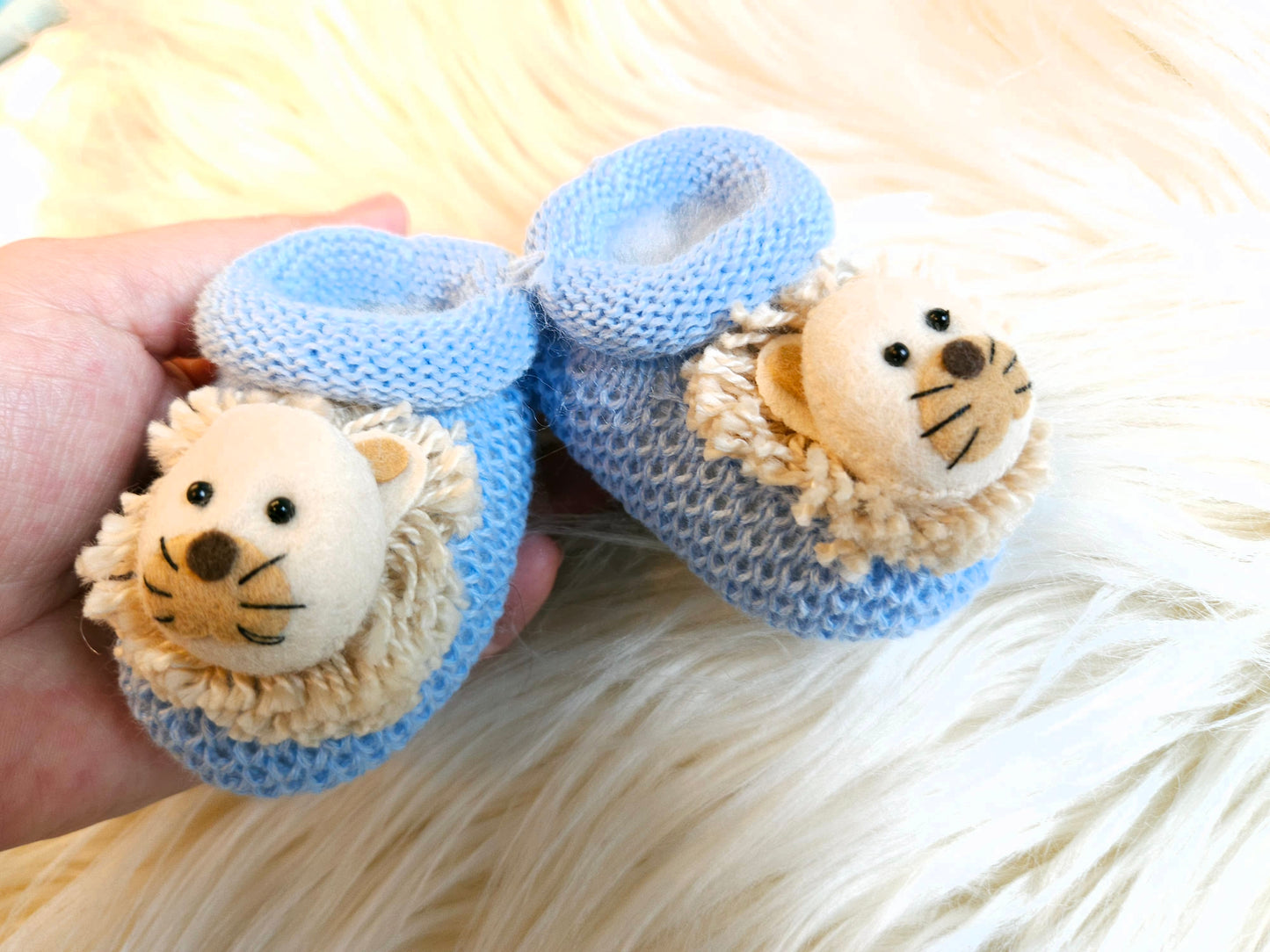 Chaussons pour bébé en tricot fait main motif lion