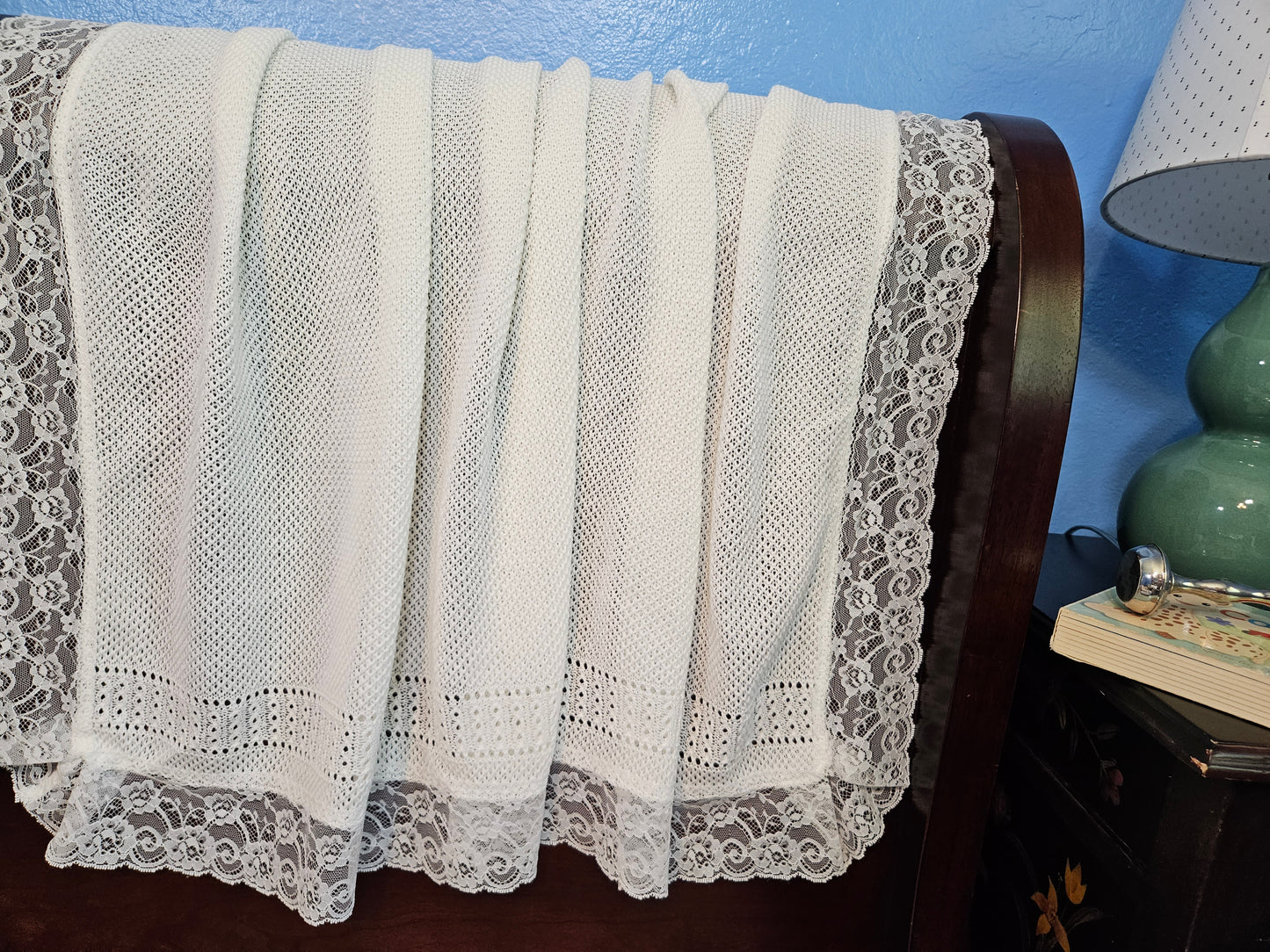 Della knitted baby White blanket