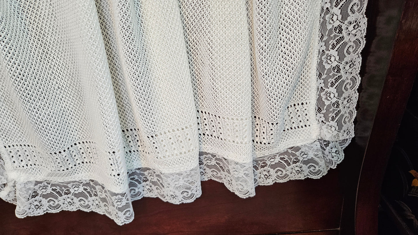 Couverture blanche tricotée pour bébé Della