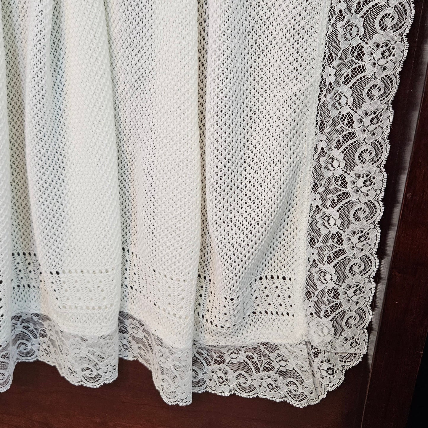 Couverture blanche tricotée pour bébé Della