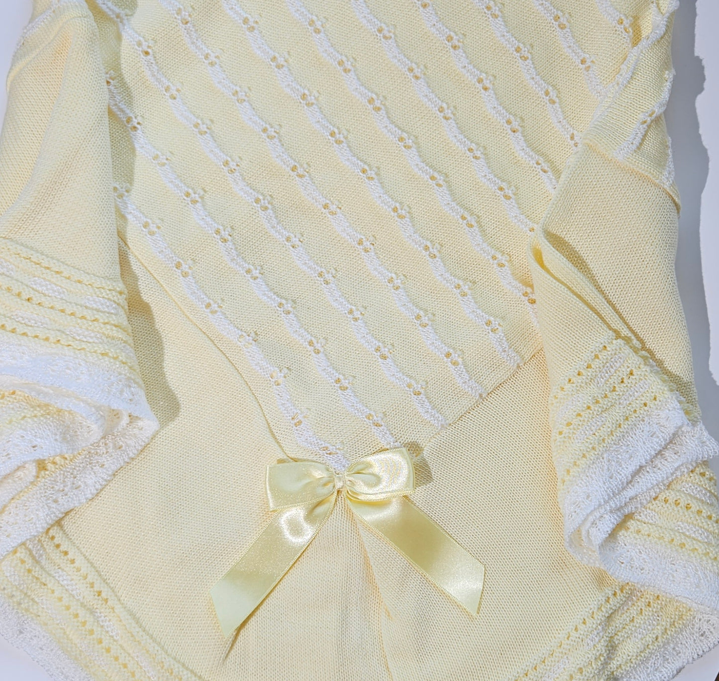 Couverture tricotée pour bébé en dentelle Petalo - jaune