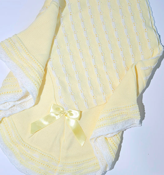 Couverture tricotée pour bébé en dentelle Petalo - jaune