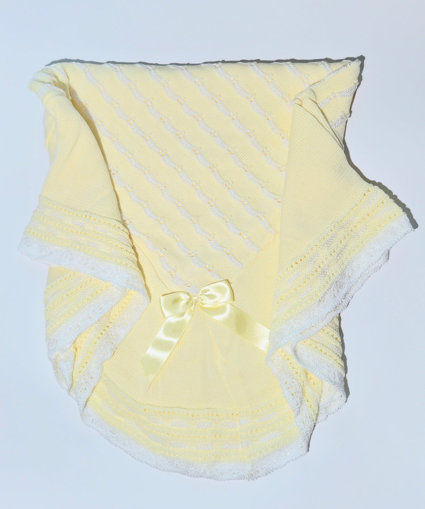 Couverture tricotée pour bébé en dentelle Petalo - jaune