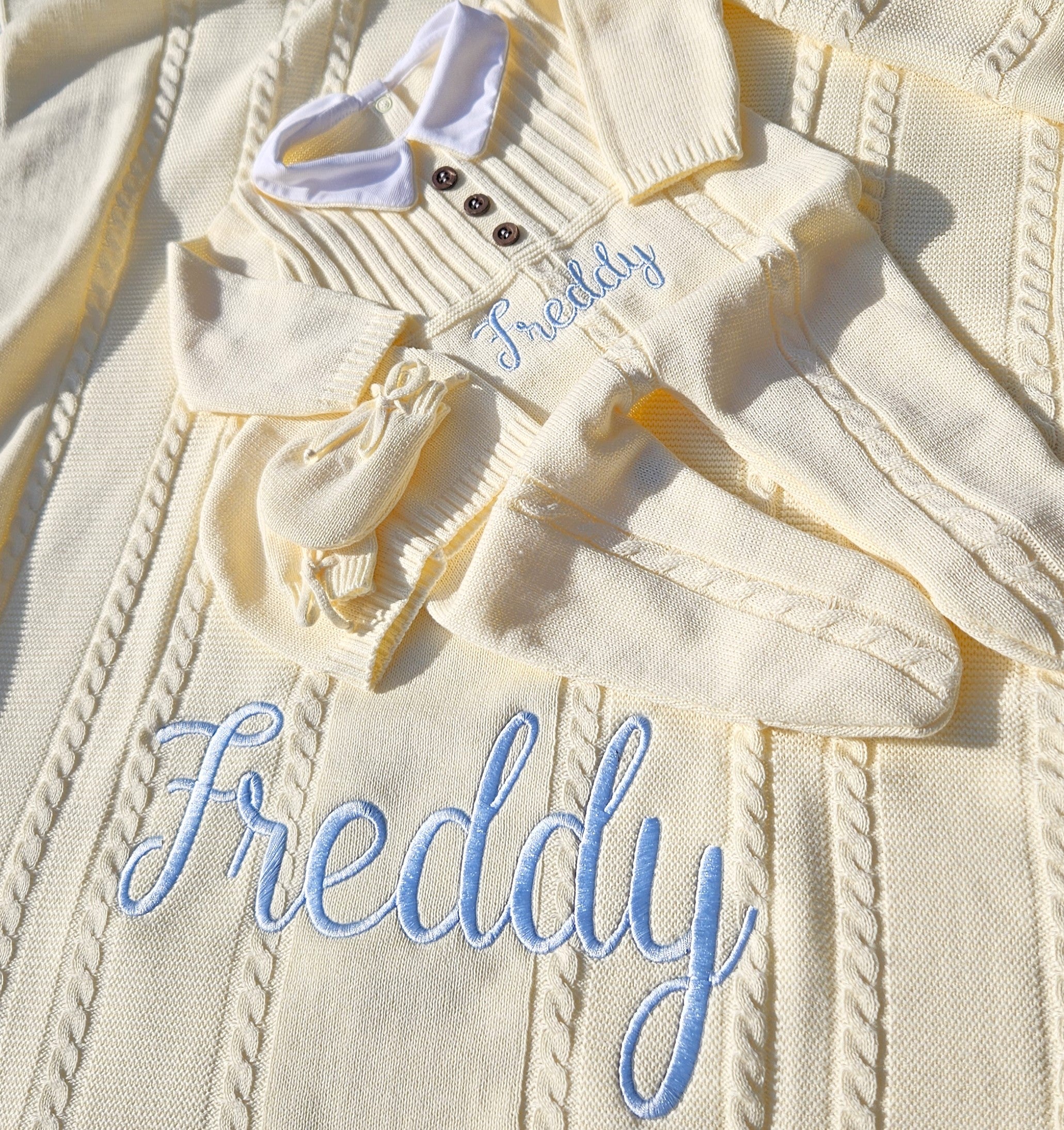 Mono de punto con tres botones