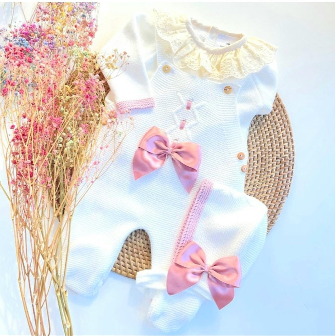 Baby knitted clothing, spanish blanket, Newborn knitted Clothing, hospital bag clothing, take me home baby clothing, first baby doctor visit, church presentation baby clothes, Baby luxury cloth, Elegant knitted baby clothes, saida de maternidade tricot, primera puesta hilo, primera puesta lana, primera puesta, tejido, tejer baby girl come home, baby girl homecoming outfit, pregnancy, moda espanola, embarazada, cobija de bebe, manta, baby knitted blanket, baby blanket, newborn knitted blanket, knit blanket
