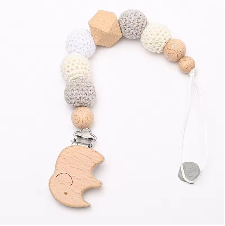 chupete de elefante elephant crochet  pacifier clip with beads and a small bag with teddy bear design on a white background