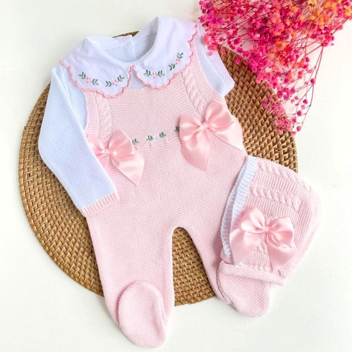 Pink baby romper with floral details Pink baby romper with floral details, newborn girl knit going home outfit with flowers embroidered details. the baby outfit is in pink. Baby girl knit coming home outfit pink and sweater in white, collar with handmade flowers