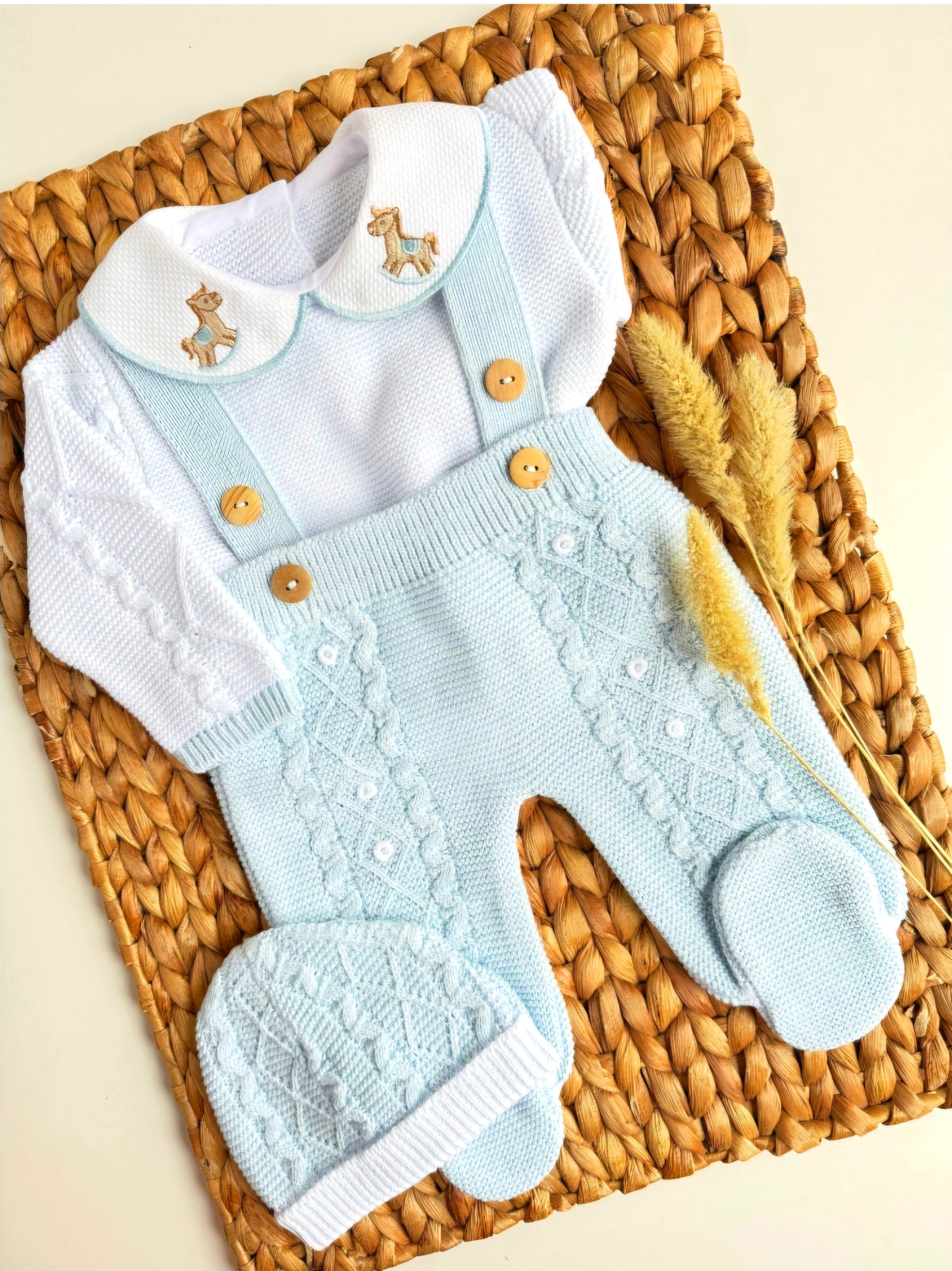 Newbor Going home knitted outfit. Personalization baby name . Horse theme. Made in Spain